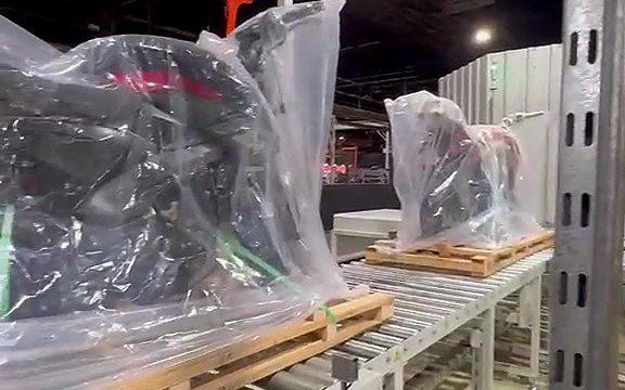 Línea de embalaje de motos Corven - motos embaladas sobre la línea de rodillos